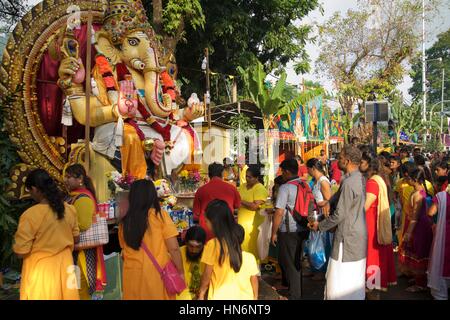 Anhänger, die Durchführung von Puja für eine riesige Statue von Lord Ganesha während Thaipusam-fest in Penang Stockfoto