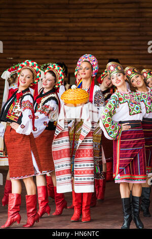 Silver Spring, Vereinigte Staaten - 17. September 2016: Mädchen in traditionellen bestickt Rot ukrainischen Kostüm Kleidung mit Brot beim Festival Tanz Stockfoto