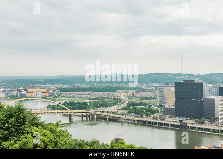 Pittsburgh, USA - 3. Juni 2016: Stadtbild oder Skyline Blick auf Flüsse Allegheny und Ohio und Heinz Field mit Brücke Stockfoto