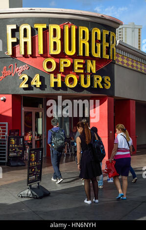 Las Vegas, USA - 7. Mai 2014: Fatburger Restaurant und Zeichen am Strip in der Innenstadt mit Menschen Stockfoto