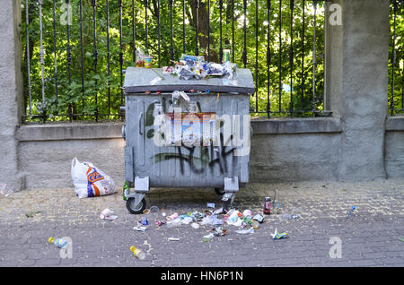 Kiew, Ukraine - 25. Mai 2013: Überlaufen schmutzig Müllcontainer mit Müll auf dem Boden Stockfoto