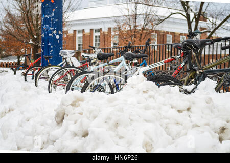 Charlottesville, USA - 6. März 2013: Fahrräder im Rack schneebedeckt auf Universität von Virginia Campus Gelände Stockfoto