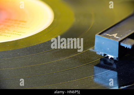 Nahaufnahme von alt und verstaubt Vinyl-Plattenspieler mit Arm und Nadel im Fokus Stockfoto