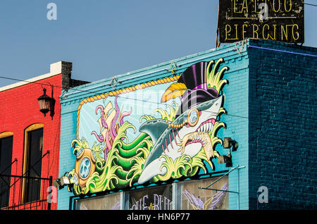 Austin, USA - 19. Juli 2015: Bunte Tattoo und piercing Shop Gebäude auf Straße in der Innenstadt Stockfoto