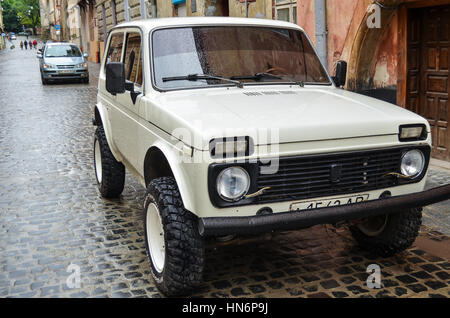 Lviv, Ukraine - 1. Juni 2013: Lada Niva sowjetischen Auto hergestellt von AvtoVAZ geparkt in der Innenstadt von Stockfoto