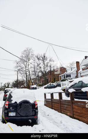 Charlottesville, USA - 6. März 2013: PPV Straße mit viel Schnee gestapelt auf Autos nach und gebrochenen Telefon Linien Wintersturm Stockfoto