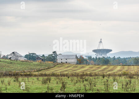 West Virginia Bauernhof Landschaft mit Green Bank Radioteleskop in Ferne Stockfoto