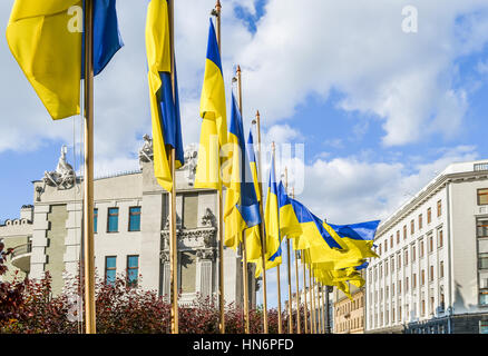 Kiew, Ukraine - 25. Mai 2013: Bankova Straße mit mehreren ukrainische Regierungsgebäuden wie z. B. die Verwaltung des Präsidenten mit Flaggen Stockfoto