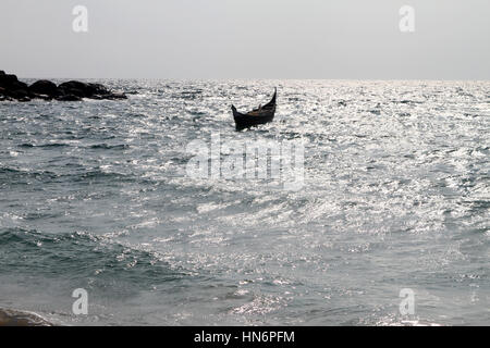 Ein Fischerboot im Meer bei Kollam, Kerala, Indien, Einzelboot, (Photo Copyright © by Saji Maramon) Stockfoto