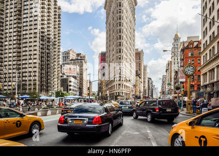 New York City, USA - 10. Mai 2015: Flat Iron Gebäude-Fassade, eines der ersten Hochhäuser, die jemals gebaut wurde, mit New York City Fifth Avenue und Taxi cabs Stockfoto
