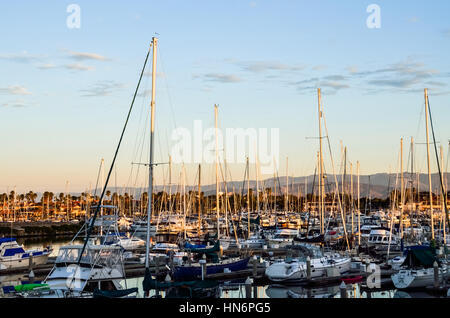 Viele Boote am Hafen bei Sonnenuntergang mit Bergen in Oxnard, Kalifornien Stockfoto