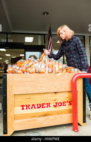 Fairfax, USA – 25. November 2016: Frau Kommissionierung Orangen Trader Joes Grocery store Eingang Stockfoto