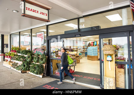 Fairfax, USA – 25. November 2016: Trader Joes Lebensmittelgeschäft Eingang mit Zeichen, Anzeige und Blick auf den Innenraum mit Frau zu Fuß aus Stockfoto