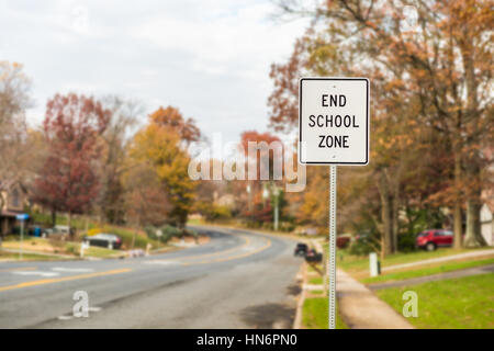 Öffentliche Schule Endzone Schild an Straße Stockfoto