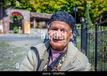 SHEKI, Aserbaidschan - Oktober 3: Portrait of senior Azeri Frau außerhalb. Oktober 2016 Stockfoto