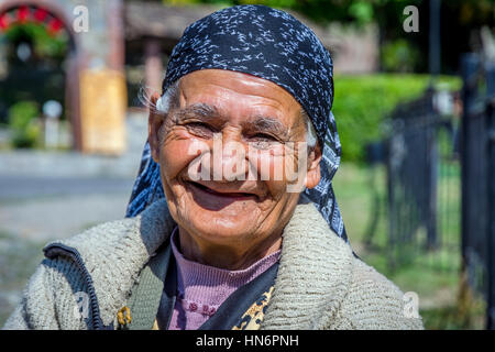 SHEKI, Aserbaidschan - Oktober 3: Portrait of senior Azeri Frau außerhalb. Oktober 2016 Stockfoto