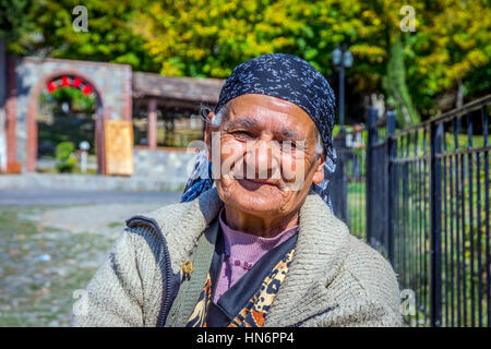 SHEKI, Aserbaidschan - Oktober 3: Portrait of senior Azeri Frau außerhalb. Oktober 2016 Stockfoto