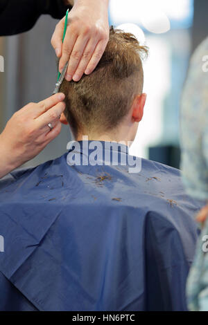 Friseur schneiden und Modellierung braune Haare mit einer Schere und Kamm Stockfoto