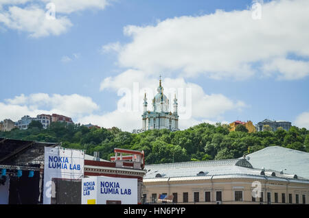 Kiew, Ukraine - 25. Mai 2013: Ansicht der St. Andrew's Kirche auf einem Hügel namens Andriyivskyy Abstammung Stockfoto