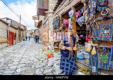 LAHICH, Aserbaidschan - 1. Oktober: Blick über lokale Straße in Lahich, Menschen im Chat und Shop mit Taschen, Souvenirs und Kräuter. Oktober 2016 Stockfoto