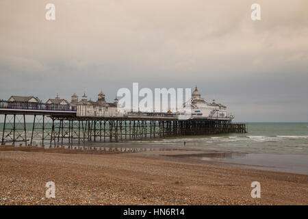 Eastbourne, England - 20. Mai. 2012. Berühmte Eastbourne Pier und Strand im bewölkten Tag. East Sussex, England, UK. Eastbourne ist eine große Stadt, am Meer resor Stockfoto