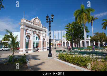 Cienfuegos, Kuba - 28. Januar 2017: Der Triumphbogen in Kuba, Jose Marti Park, Cienfuegos (UNESCO Weltkulturerbe). Cienfuegos, Hauptstadt des Cienfueg Stockfoto