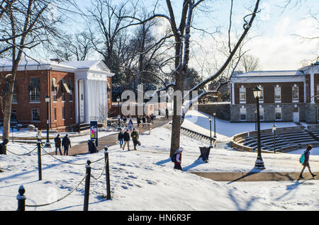 Charlottesville, USA - 24. Januar 2013: Studenten der University of Virginia zu Fuß von und nach Klasse auf dem Campus-Gelände im Winterschnee Stockfoto