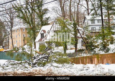 Charlottesville, USA - 6. März 2013: Haus vom Campus der University of Virginia mit Schnee bedeckt auf PPV Straße nach Wintersturm Stockfoto