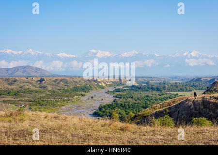 Fluss, grüne Wiese, goldene Felder und Berge mit schneebedeckten Gipfeln, erstaunliche Landschaften von Aserbaidschan Stockfoto