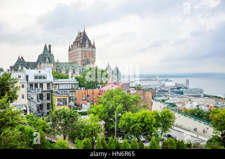 Quebec Stadt, Kanada - 27. Juli 2014: Anzeigen der alten Stadthäuser auf Hügel mit Fairmont Le Château Frontenac in Downtown und Heiliges Lawrence Fluß Stockfoto