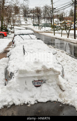 Charlottesville, USA - 6. März 2013: Jefferson Park Avenue mit viel Schnee auf Autos nach und rutschige Straße aufgetürmt Stockfoto