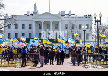 Washington DC, USA - 6. März 2014: Menschenmenge auf dem ukrainischen Protest von White House mit Fahnen und Denkmal Stockfoto