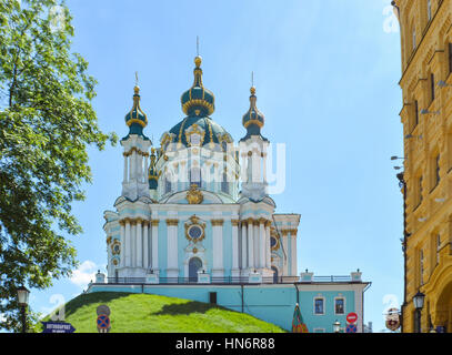 Kiew, Ukraine - 25. Mai 2013: Ansicht der St. Andrew's Kirche auf einem Hügel namens Andriyivskyy Abstammung Stockfoto