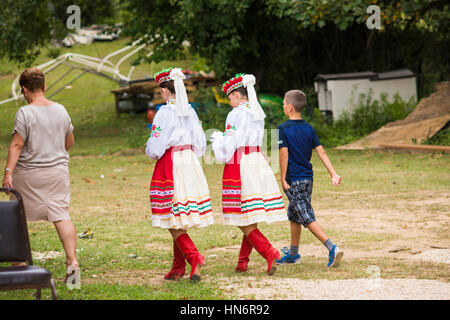 Silver Spring, Vereinigte Staaten - 17. September 2016: Ukraina School of Dance Ensemble Teenager aus Toronto, Kanada, gekleidet in traditionellen rot bestickt Ukrainisch Stockfoto