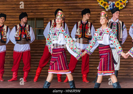 Silver Spring, Vereinigte Staaten - 17. September 2016: Ukraina School of Dance Ensemble Teenager aus Toronto, Kanada, gekleidet in traditionellen rot bestickt Ukrainisch Stockfoto