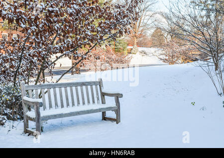 Holzbank mit Schnee bedeckt nach Sturm Stockfoto