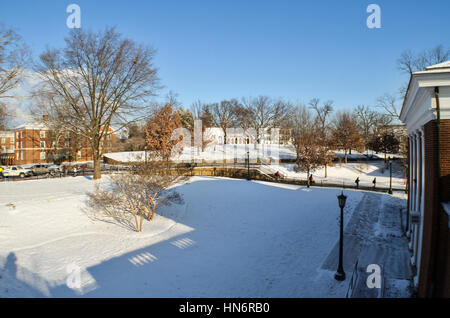 Charlottesville, USA - 24. Januar 2013: Studenten der University of Virginia zu Fuß von und nach Klasse auf dem Campus-Gelände im Winterschnee Stockfoto