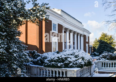 Charlottesville, USA - 24. Januar 2013: Clark Hall mit Schnee bedeckt im Winter an Universität von Virginia Stockfoto