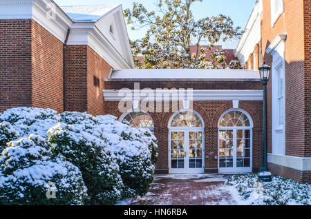 Charlottesville, USA - 24. Januar 2013: Clark Hall mit Schnee bedeckt im Winter an Universität von Virginia Stockfoto