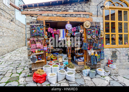 Geschäft mit Taschen, Souvenirs und Teekräuter, Lahich Dorf, Aserbaidschan Stockfoto