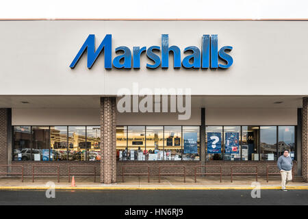 Fairfax, USA - 30. November 2016: Marshalls Schaufenster mit blaues Schild und Person zu Fuß vom Eingang des Stores Stockfoto