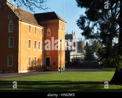 Pittencrief House Museum im Pittencrieff Park mit Dunfermline Abtei Kirche jenseits Dunfermline Fife Schottland Stockfoto