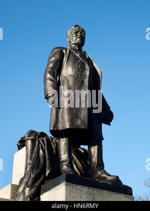 Denkmal für schottische amerikanischen industriellen Andrew Carnegie im Pittencrieff Park Dunfermline Fife Schottland Stockfoto