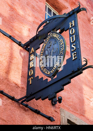 Schild über der Tür am Abt House in Dunfermline Fife Schottland Stockfoto