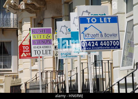 Eine Gruppe von Immobilien zu vermieten Schilder am Warrior Square am St.Leonards-sur-mer in East Sussex, England. Stockfoto