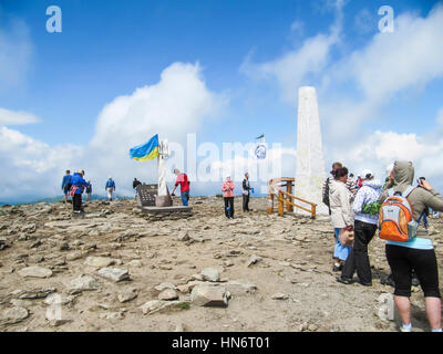 Howerla, Ukraine - 6. Mai 2009: Gipfel des höchsten Berges in Land, Leute und Flagge Stockfoto