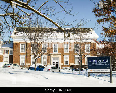 Charlottesville, USA – 3. Dezember 2009: Monroe Hill Zeichen bedeckt im Schnee während des Winters an Universität von Virginia Stockfoto