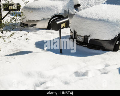 Charlottesville, USA – 3. Dezember 2009: Schnee auf Autos Closeup nach Wintersturm gestapelt Stockfoto