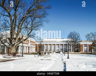 Charlottesville, USA - 3. Dezember 2009: Alderman-Bibliothek und Campus-Gelände mit Schnee bedeckt im Winter an Universität von Virginia Stockfoto