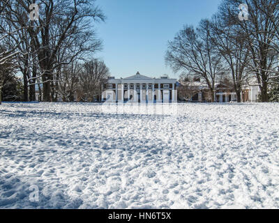 Charlottesville, USA – 3. Dezember 2009: Schneefall auf Rasen der University of Virginia mit Old Cabell Hall Stockfoto